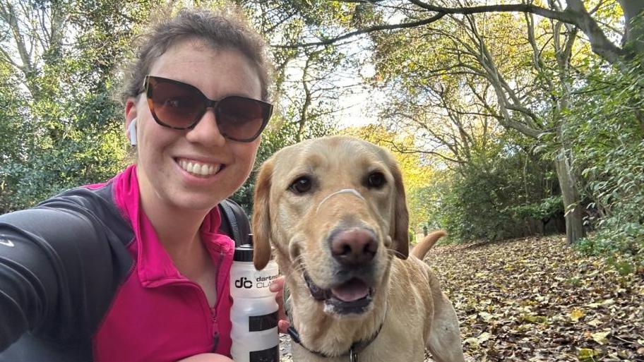 Hannah Stevenson yn hyfforddi ar gyfer yr hanner marathon