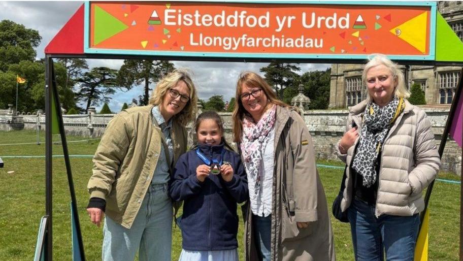 Ffion gyda rhai o'r athrawon sy' wedi dysgu Cymraeg iddi yn yr Eisteddfod