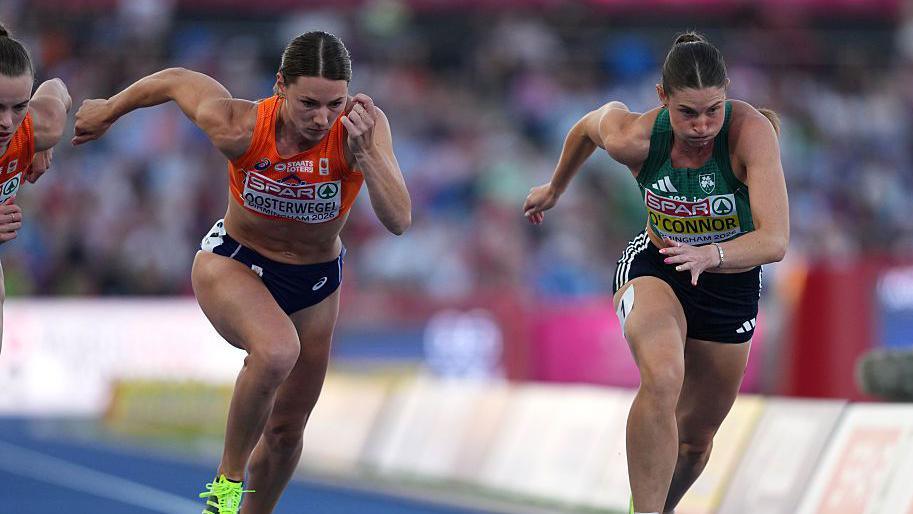 Kate O'Connor and Emma Oosterwegel at the start of the 800m