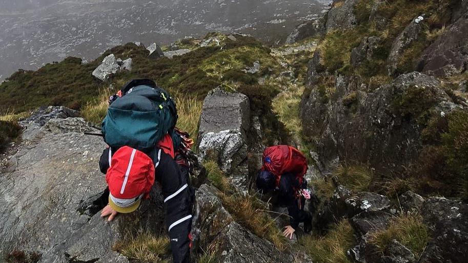 Tîm Achub Mynydd Llanberis yn ateb galwad yn ystod Storm Amy