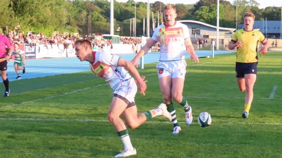 Charlie Simmonds scores a first-half try