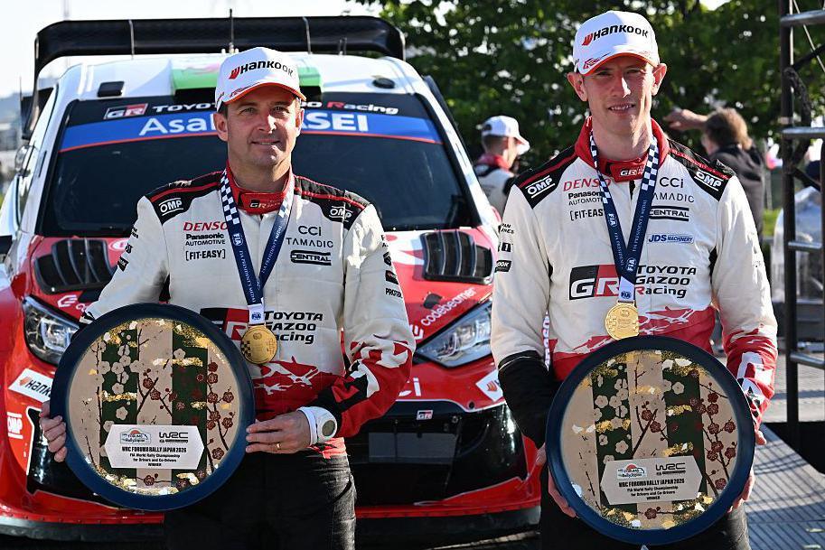 Scott Martin ac Elfyn Evans yn dathlu ennill Rali Japan yn 2026.