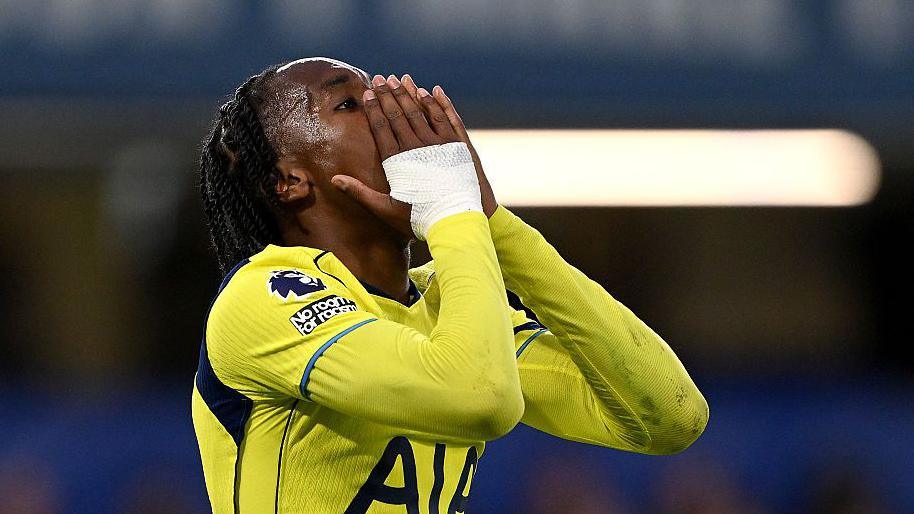 Crisp Chelsea 2-1 Tottenham: Spurs' Relegation Fight Goes To Final Day Background Illustration Crisp Chelsea 2-1 Tottenham: Spurs' Relegation Fight Goes To Final Day Background Illustration