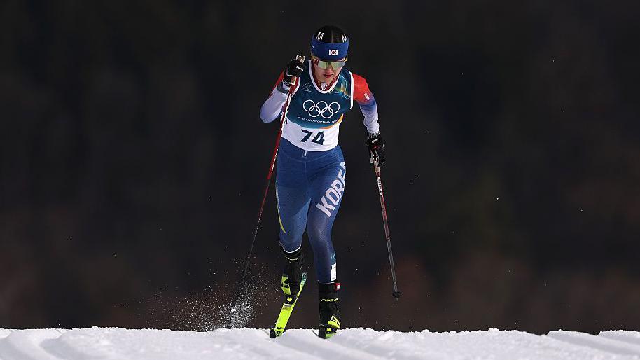 Dasom Han soutěžící v kvalifikaci klasického sprintu žen