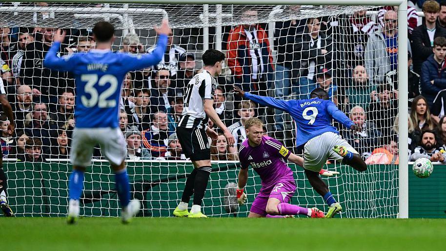 Brian Brobbey scoring against Newcastle