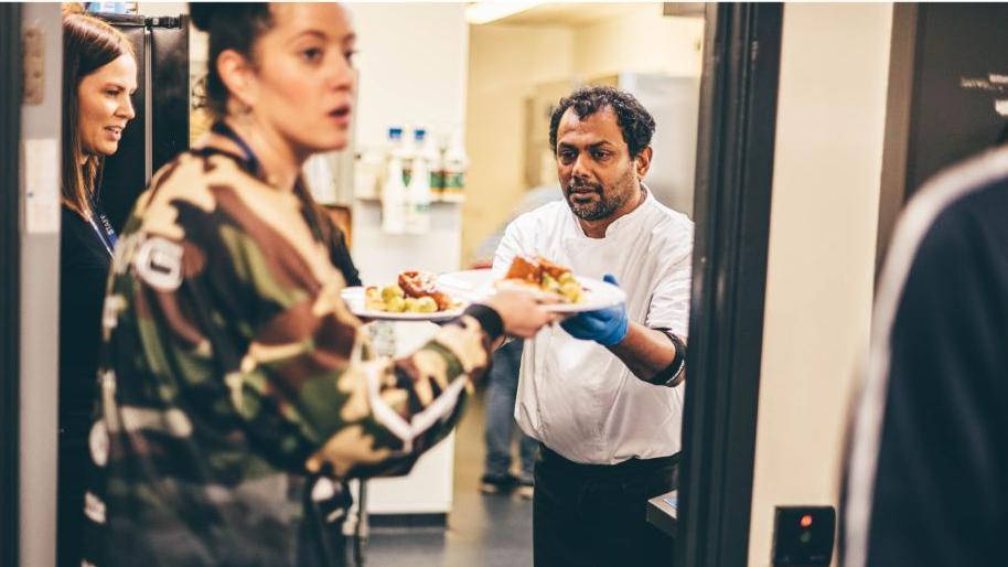 Staff y gegin yn paratoi'r bwyd