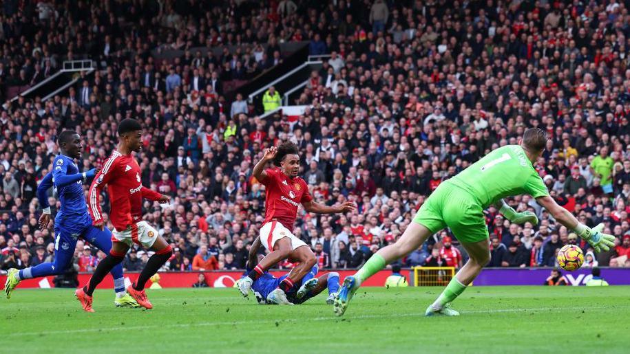 Manchester United forward Joshua Zirkzee scores