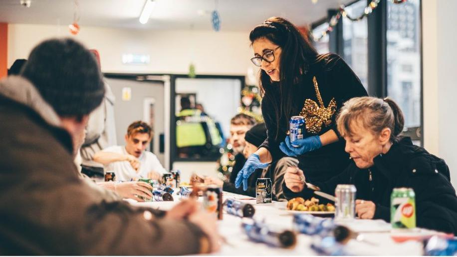 Staff a gwirfoddolwyr sy'n paratoi a gweini'r bwyd