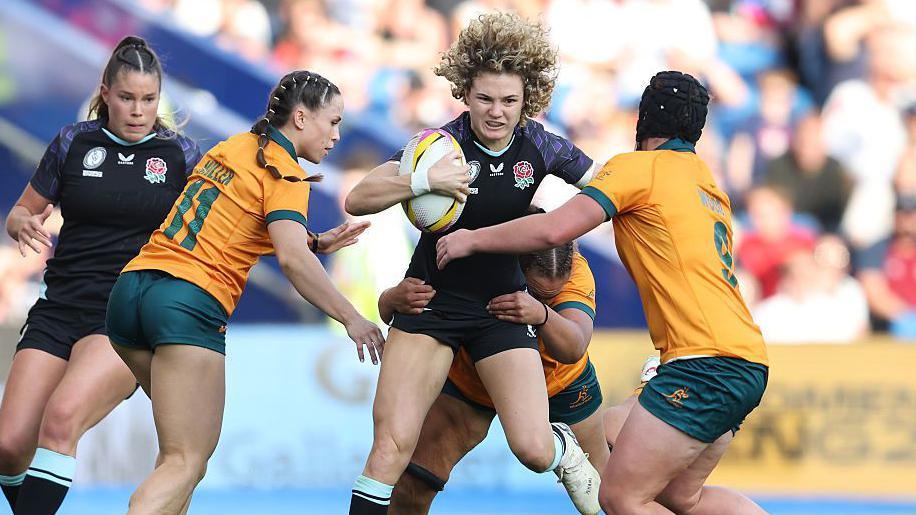 Ellie Kildunne carrying the ball against Australia 