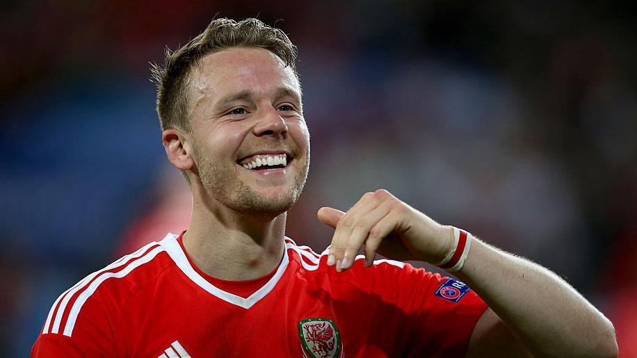 Chris Gunter yn dathlu wedi buddugoliaeth Cymru dros Gwlad Belg yn 2016