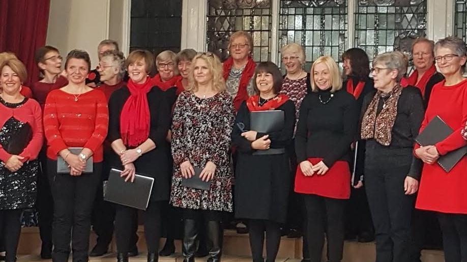 Elin yn canu yng nghyngerdd Nadolig Lleisiau Ceiriog