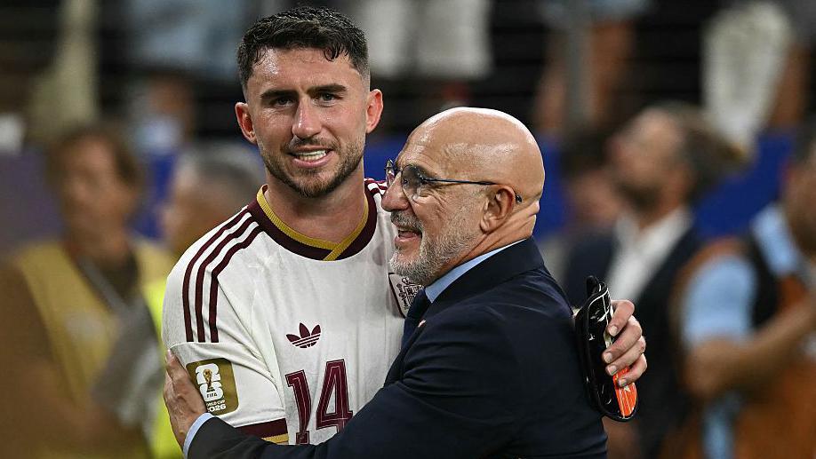 Spain's head coach Luis de la Fuente and defender #14 Aymeric Laporte 