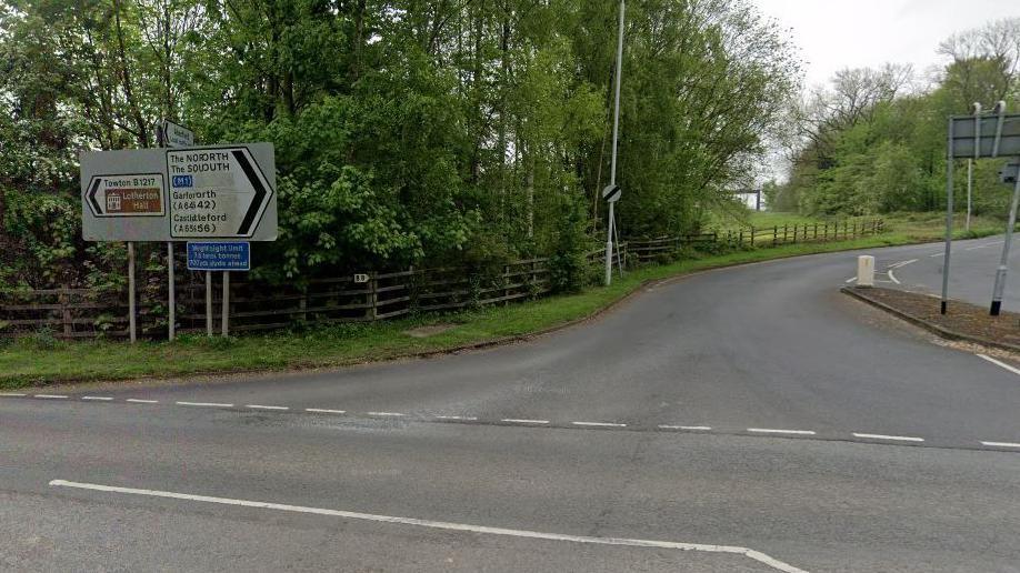 A road junction showing signs for the M1, Garforth and Castleford.