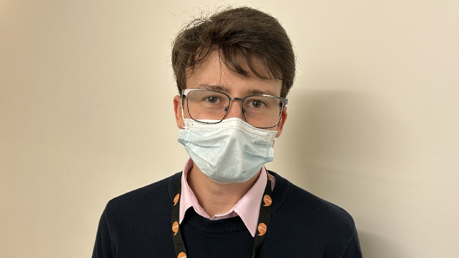 Abe Sampson yn edrych ar y gamera.