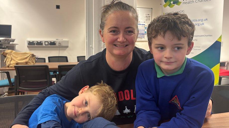 Alun gyda'i fam a'i frawd