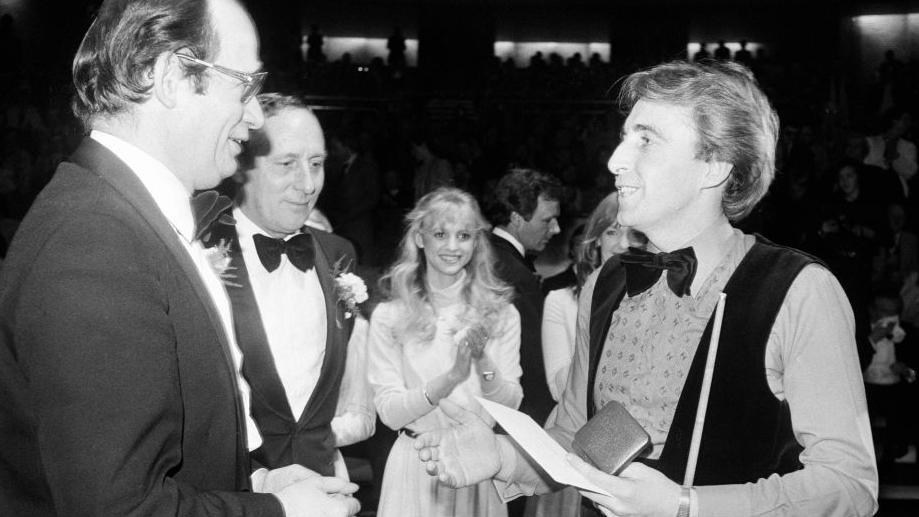 Terry Griffiths ar ol colli i  Alex Higgins yn 1981 