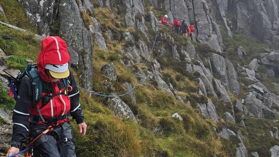 Cafodd Tîm Achub Mynydd Llanberis eu galw i argyfwng ar fynydd Tryfan dros y penwythnos yn ystod Storm Amy