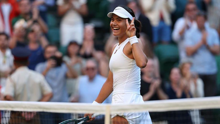 Emma Raducanu celebrates with a peace gesture 