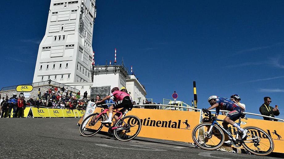 Ben Healy leading Valentin Paret-Peintre on the final bend of stage 16 of the 2025 Tour de France