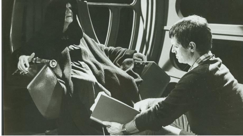 Richard Marquand gyda yr 'Emperor' wrth gyfarwyddo Return of the Jedi