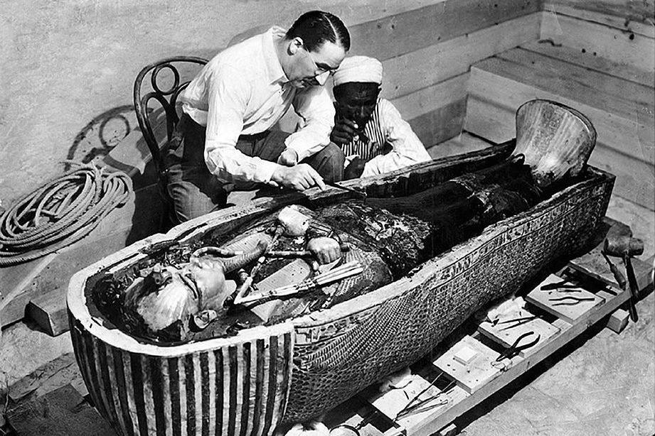 Howard Carter yn archwilio beddrod Tutankhamun yn 1925
