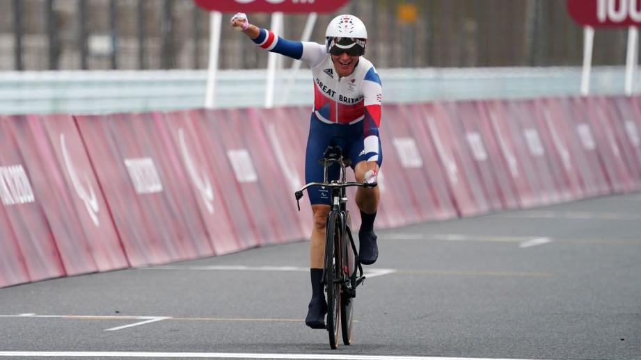 Dame Sarah Storey celebrates winning gold in the women's cycling road race at the Tokyo 2020 Paralympic Games