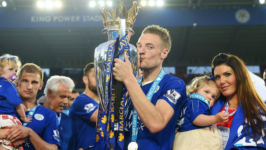 Jamie Vardy of Leicester City kisses the Premier League Trophy