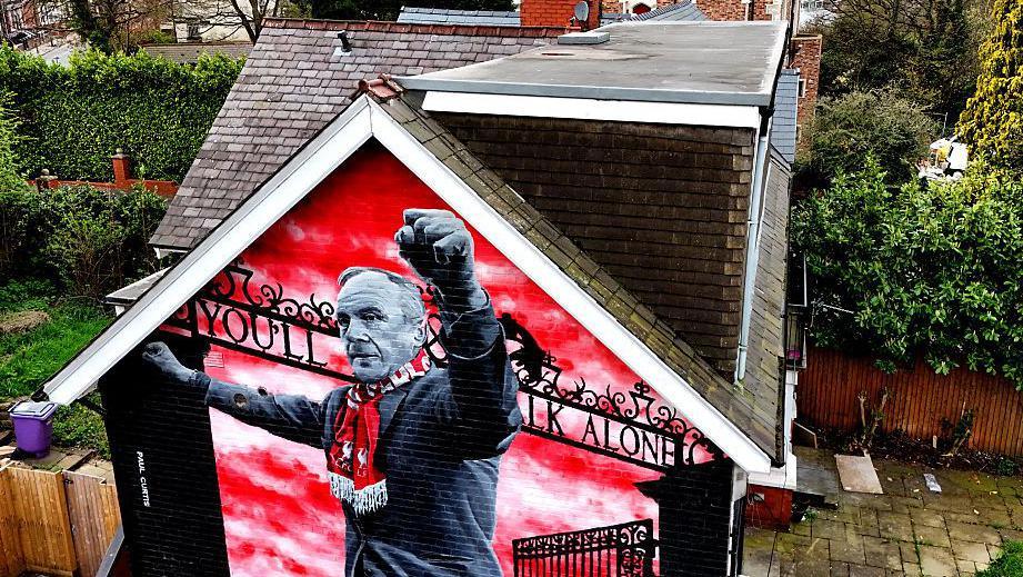 Bill Shankly mural near anfield