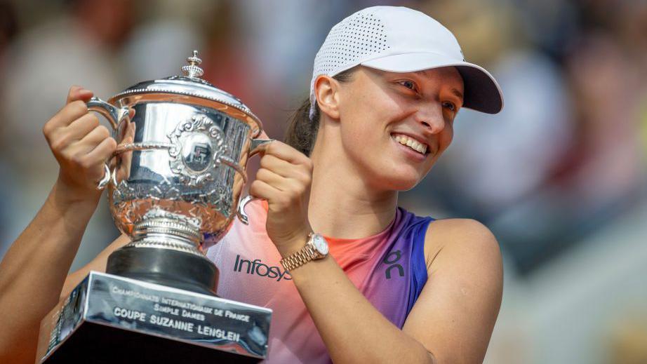 Iga Swiatek holds the Coupe Suzanne Lenglen following her 2024 French Open victory