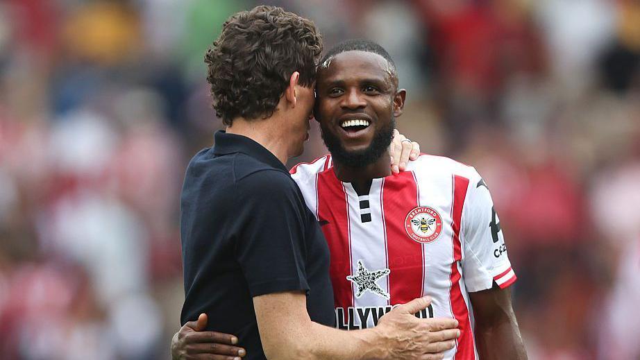 Keith Andrews whispering to Frank Onyeka