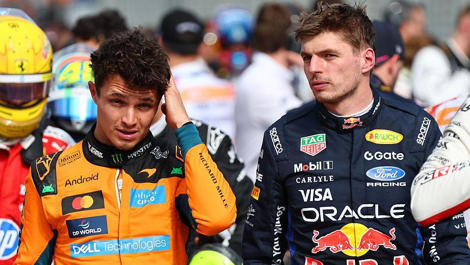 Lando Norris y Max Verstappen charlando después del Gran Premio de Australia
