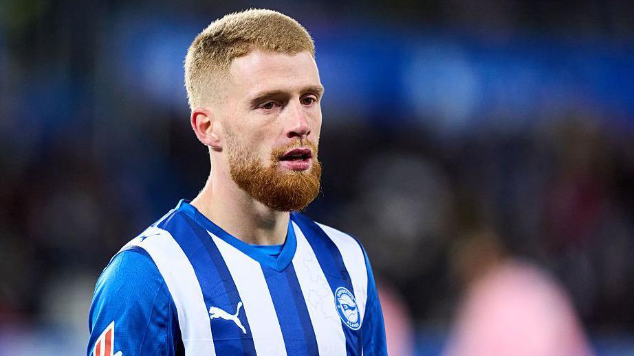 Carlos Vicente in action for Deportivo Alaves 