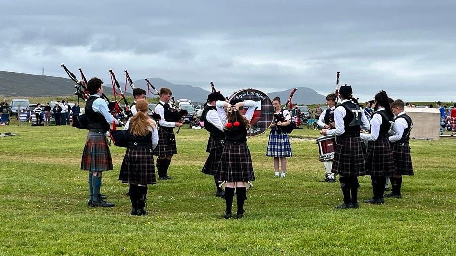 Pìobairean agus drumairean aig Geamaichean Uibhist a Deas