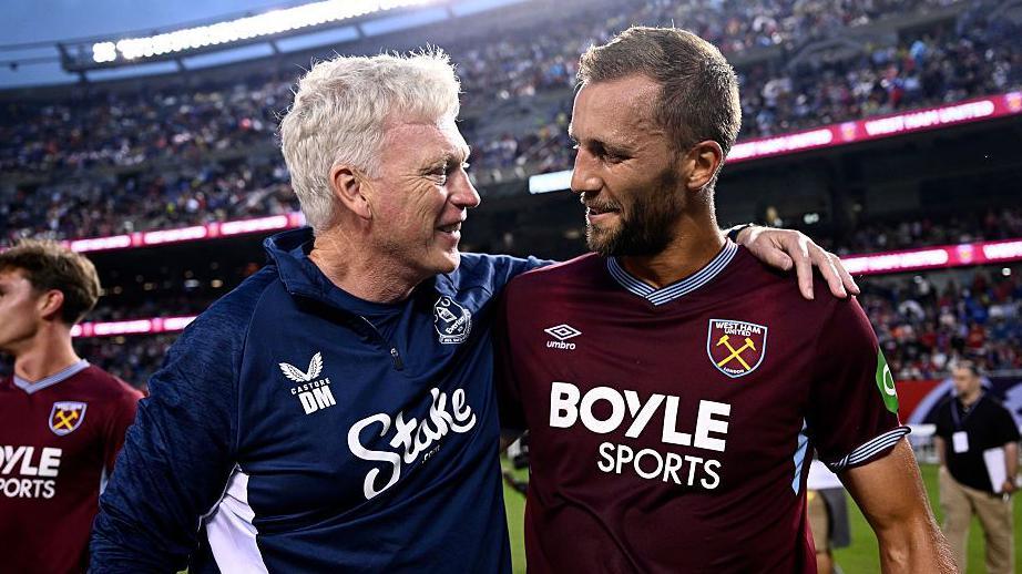 David Moyes and Tomas Soucek embrace