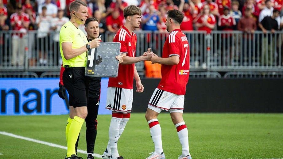 Manchester United midfielder Mason Mount comes off injured