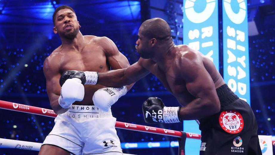 Anthony Joshua zostaje uderzony przez Daniela Dubois