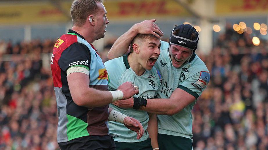 Jack van Poortvliet shouts as he celebrates Leicester's second try