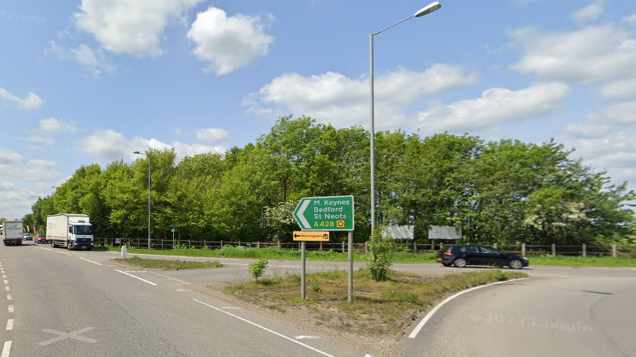 Google image of the A428 taken from the Caxton Gibbet roundabout. It shows a green sign pointing left to M. Keynes, Beford, and St Neots.