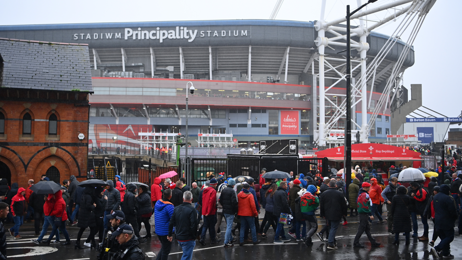 Torf o flaen y Stadiwm y Principality