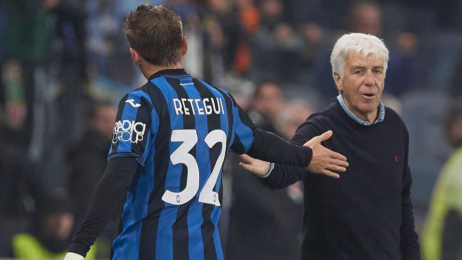 Mateo Retegui offers a hand to Atalanta boss Gian Piero Gasperini