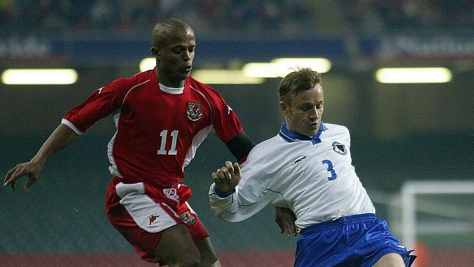 Robert Earnshaw in action against Bosnia and Herzegovina 