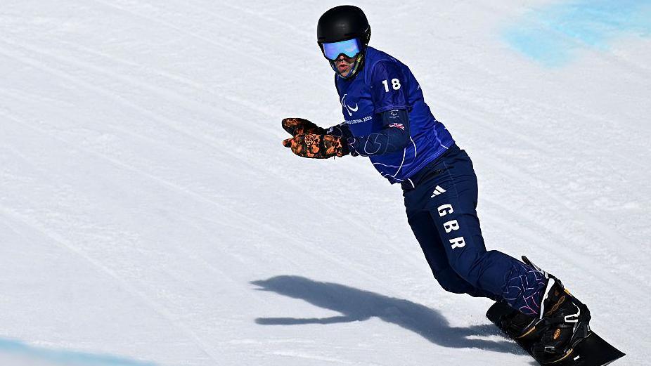 GB Para-snowboardista Davy Zyw v akci