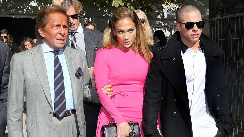 Valentino Garavani, Jennifer Lopez dhe Casper Smart mbërrijnë në sfilatën e Valentino Pranverë/Verë 2013, si pjesë e Javës së Modës në Paris, në Espace Ephemere Tuileries, më 2 tetor 2012 në Paris, Francë.