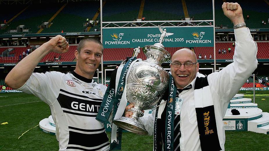 John Kear (r) celebrates Hull FC's Challenge Cup final win over Leeds in Cardiff in 2005 with captain Richard Swain