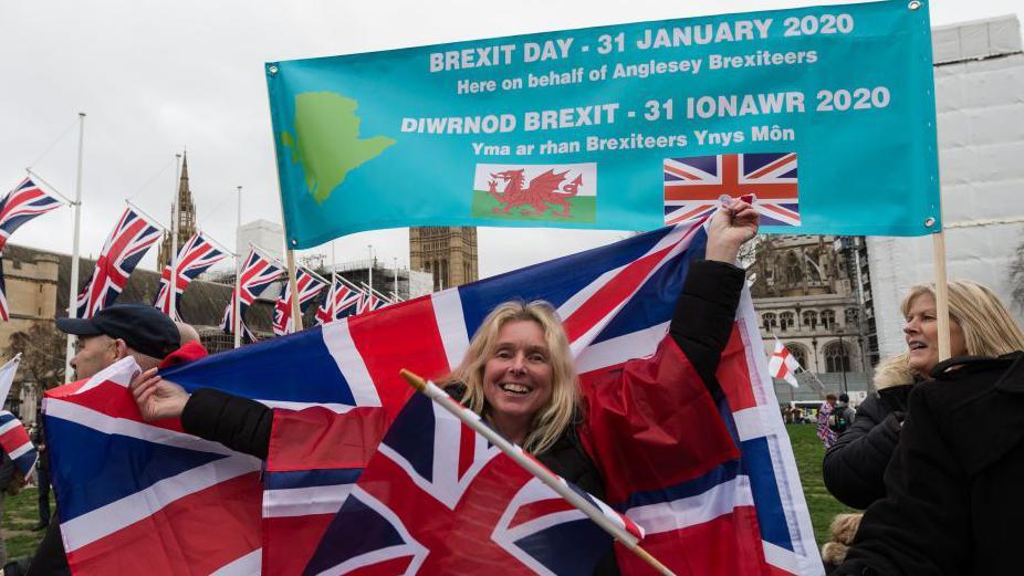 Cefnogwyr Pro-Brexit yn chwifio baneri Prydain yn Sgwâr y Senedd wrth iddyn nhw ddathlu diwrnod Brexit ar 31 Ionawr, 2020 yn Llundain, Lloegr. Heddiw, mae Prydain yn gadael yr Undeb Ewropeaidd yn ffurfiol am 11pm ar ôl 47 mlynedd o aelodaeth