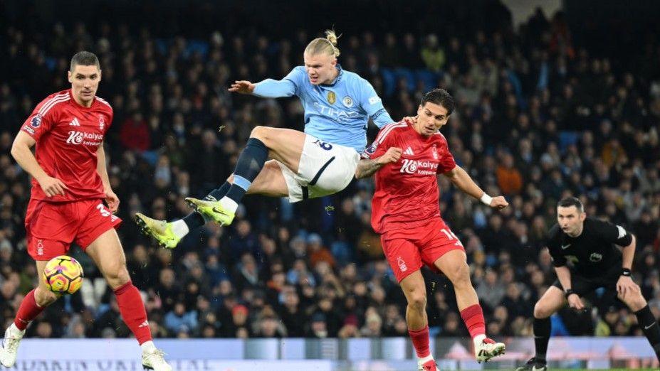 Manchester City striker Erling Haaland battles with Nottingham Forest defender Murillo