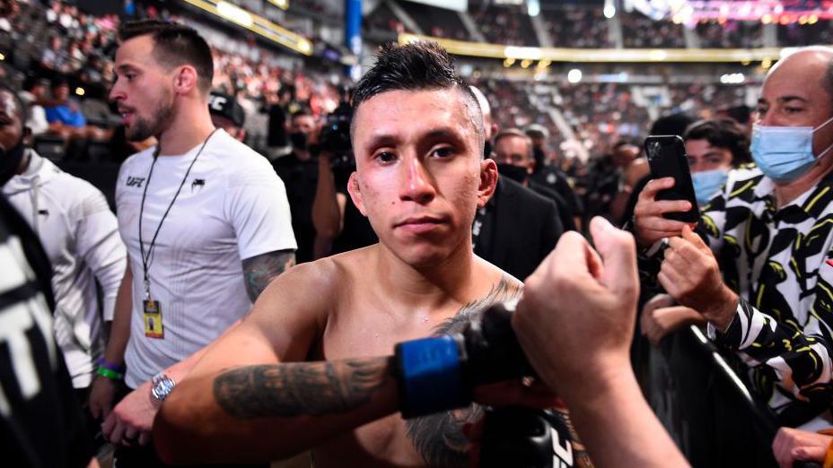 Jeff Molina celebrates victory against Aori Qileng 2021