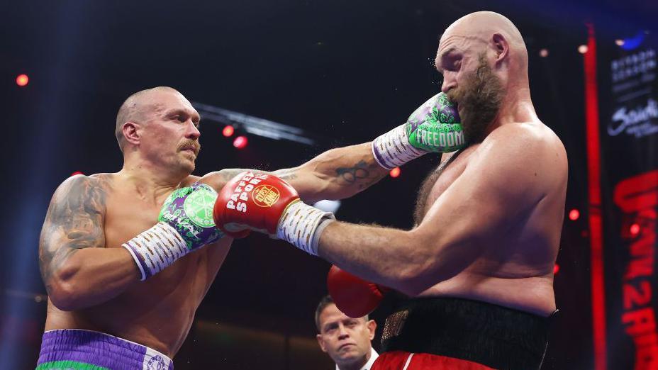 Oleksandr Usyk lands a left hand on Tyson Fury