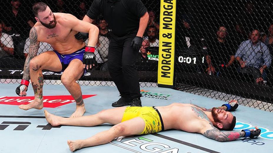 Paul Craig leaves Rodolfo Bellato on the canvas
