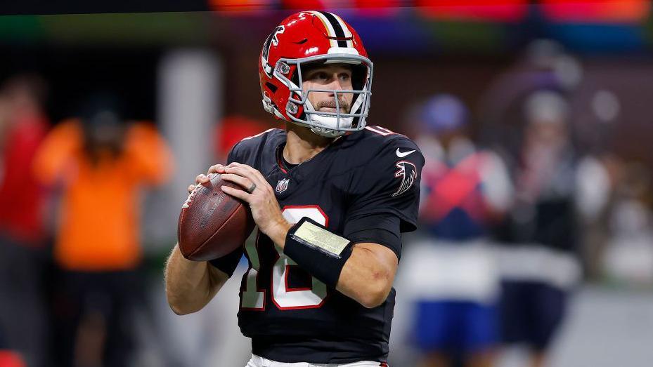 Kirk Cousins prepares to throw the ball